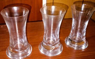 Vasos-conico-de-vidrio-transparente-2